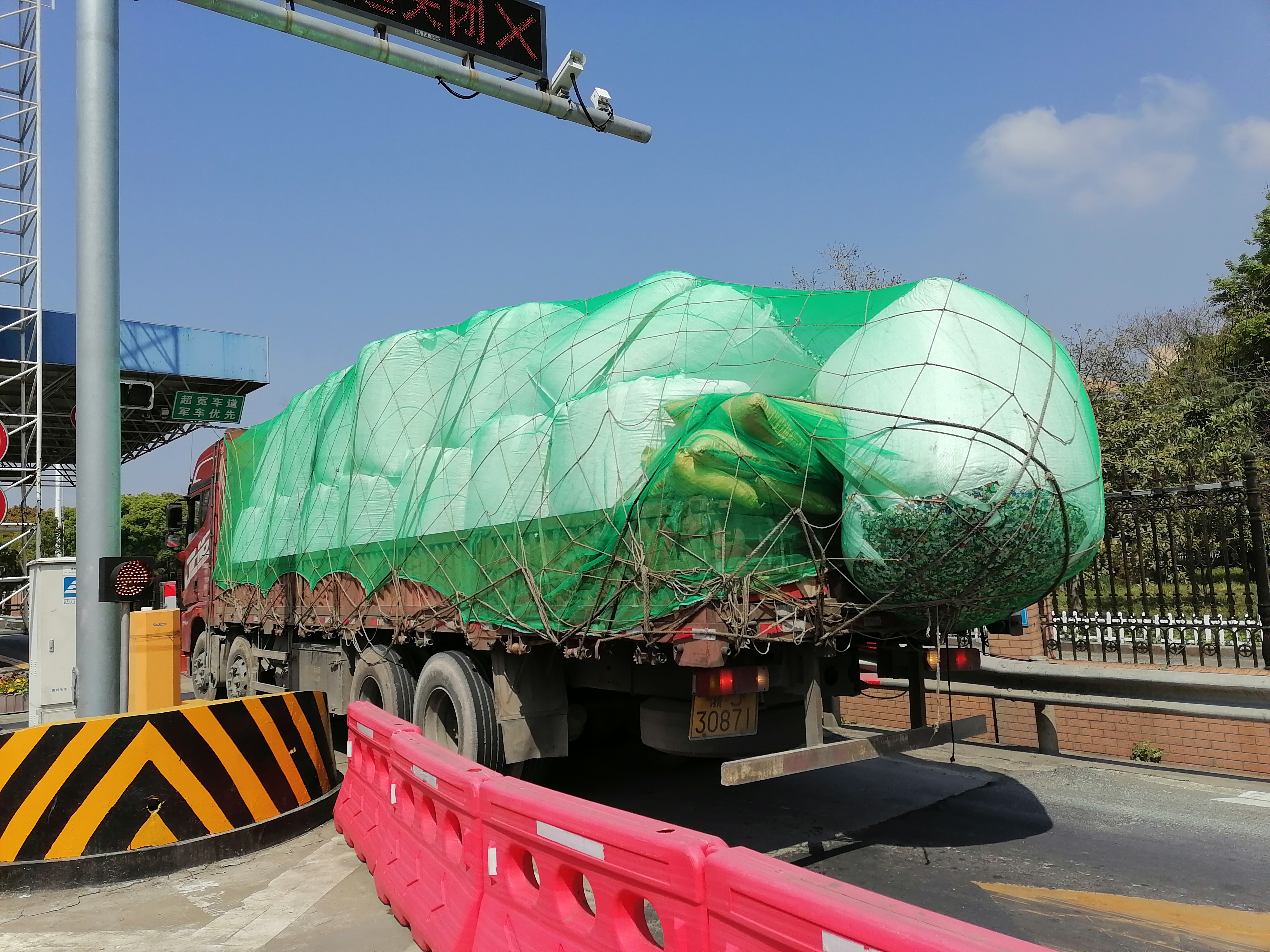 20230402 圖為超限違規(guī)車(chē)輛   張洪亮攝(2).jpg